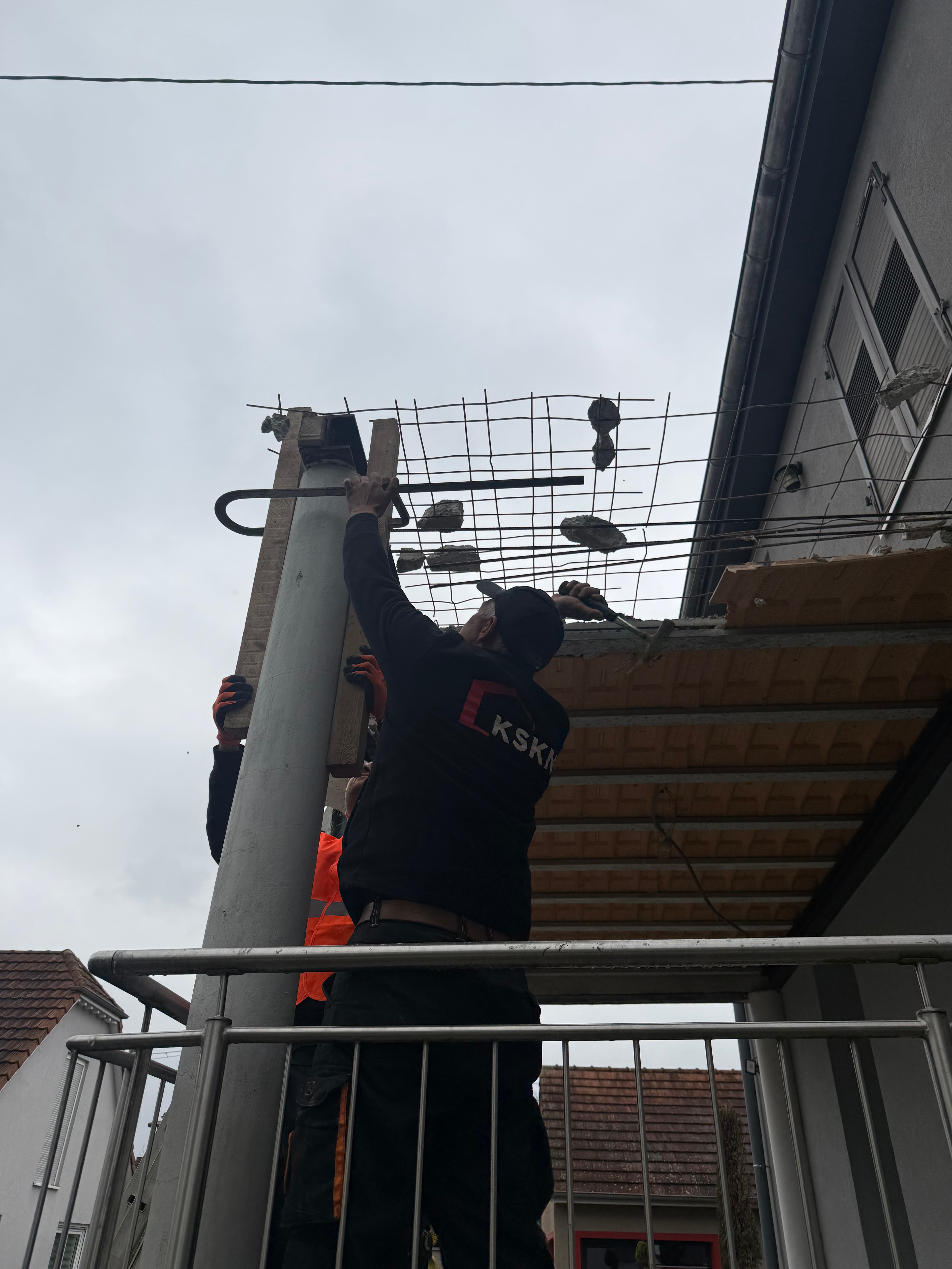 Étaiement du plancher haut avant dépose, treillis et aciers de la dalle mis à nu.