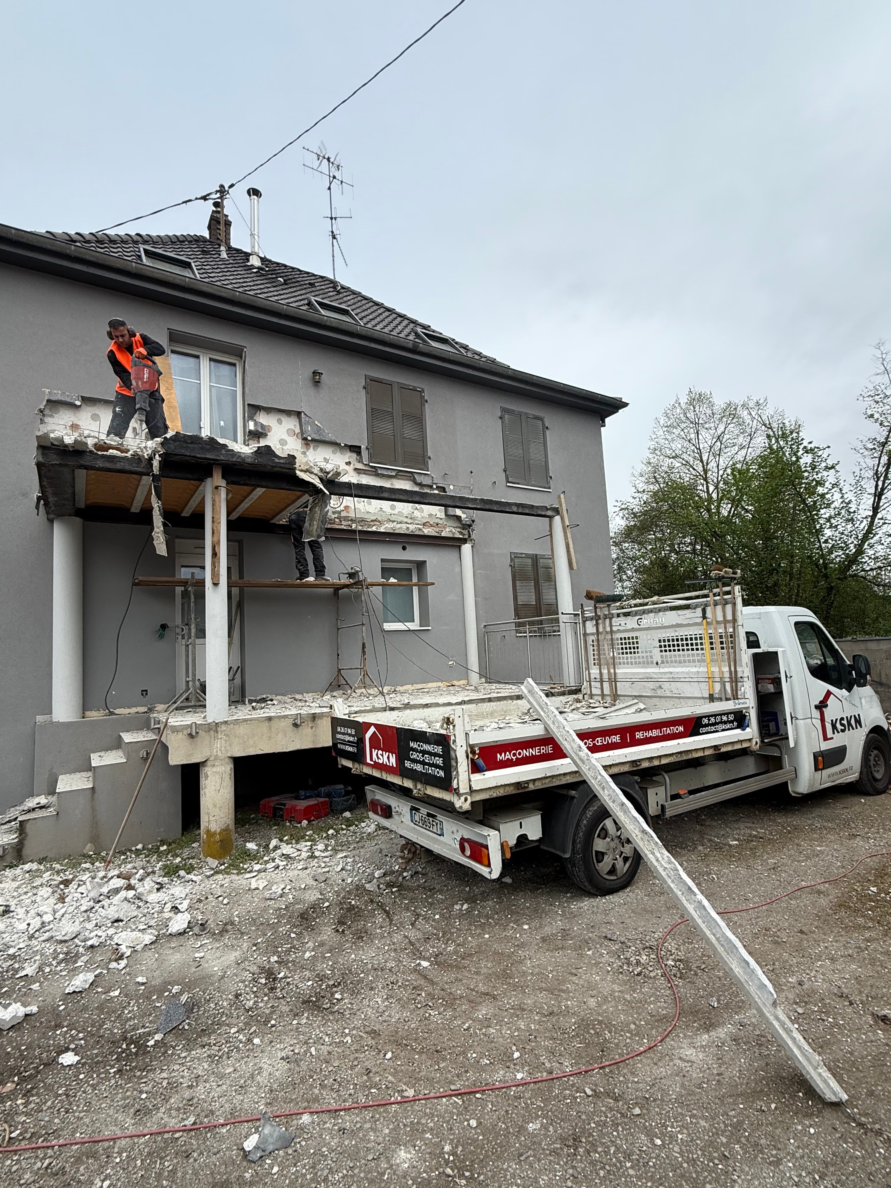 Plancher supérieur partiellement démoli, IPN porteurs apparents sous la dalle.