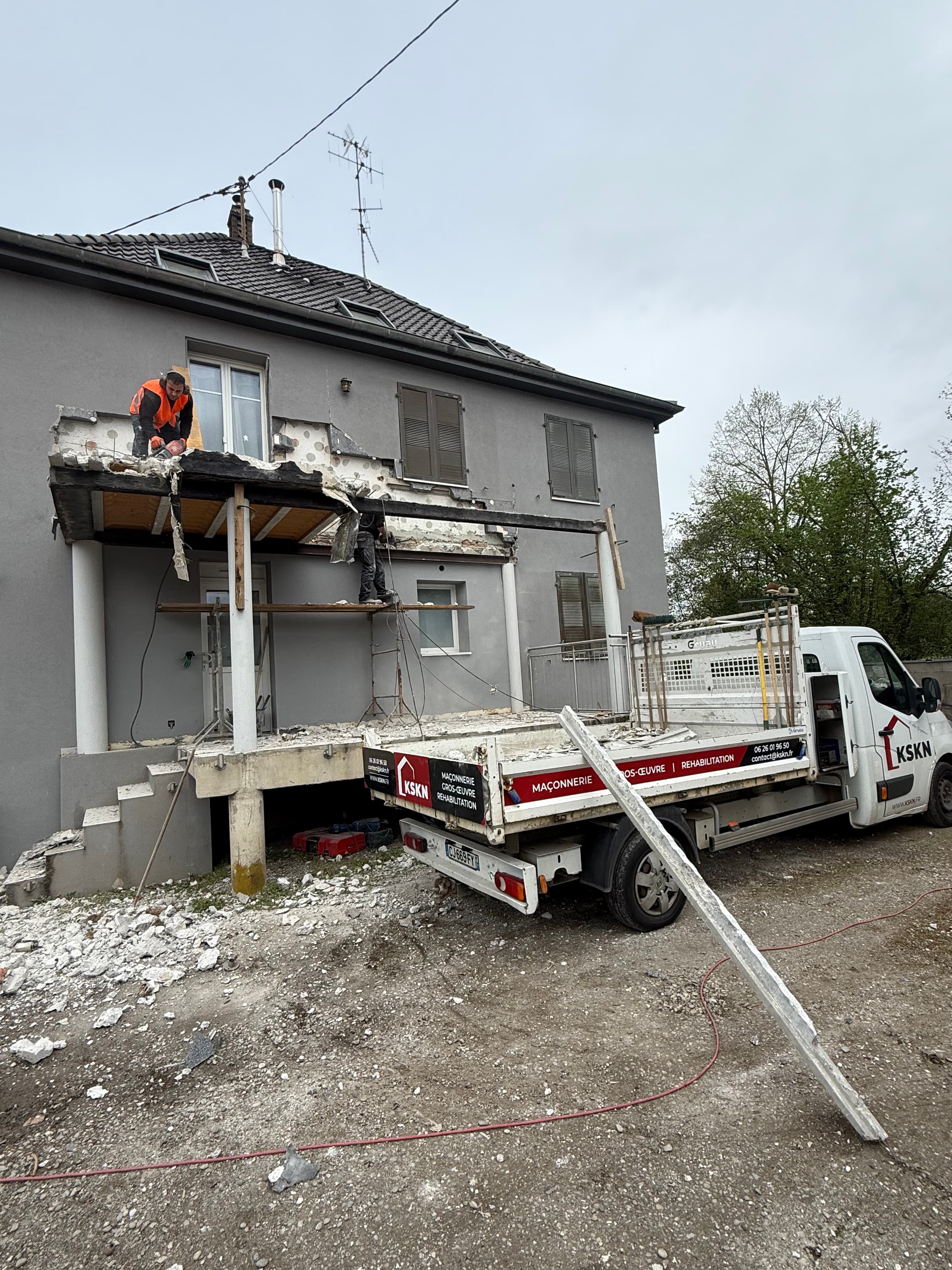 Avancement de la dépose du niveau haut, structure métallique dégagée avant retrait.