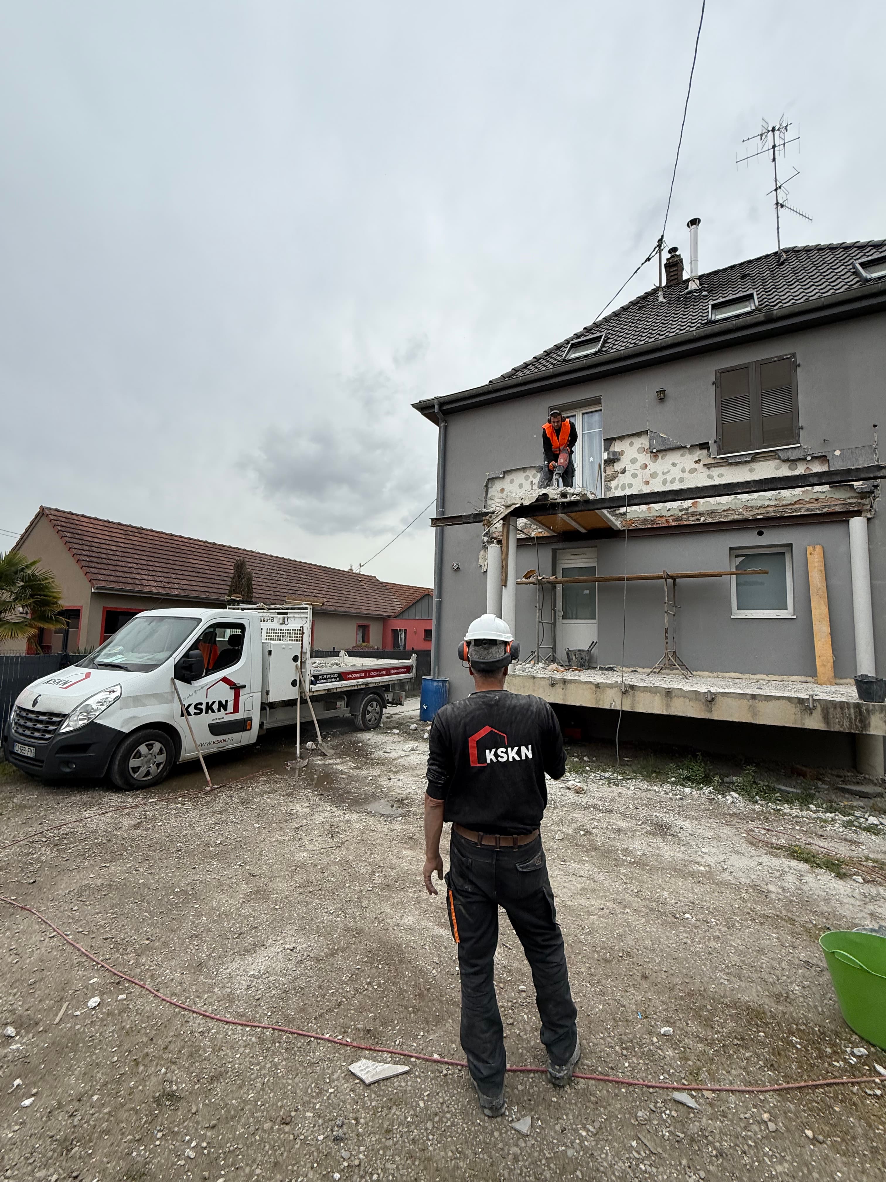 Suivi de la démolition depuis la cour, dernière portion du plancher haut au marteau-piqueur.