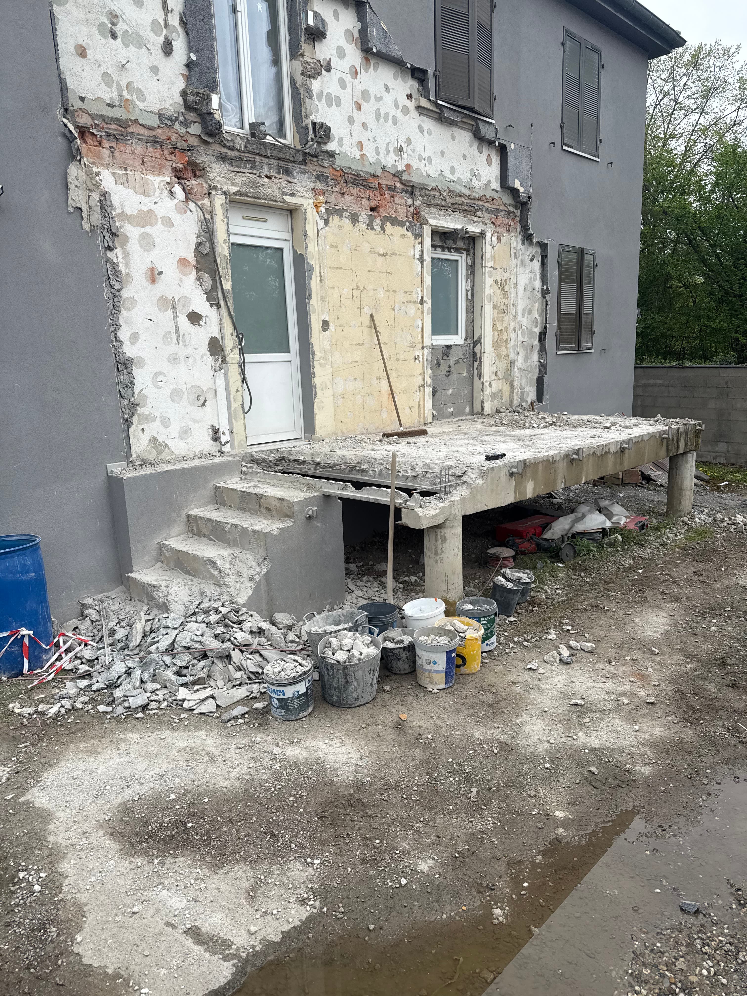Niveau haut entièrement déposé, isolation de façade retirée et gravats triés en seaux.