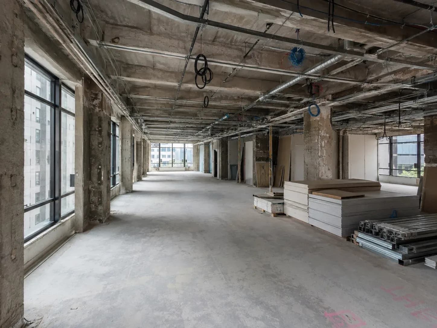 Curage intérieur d’un bâtiment avant démolition.