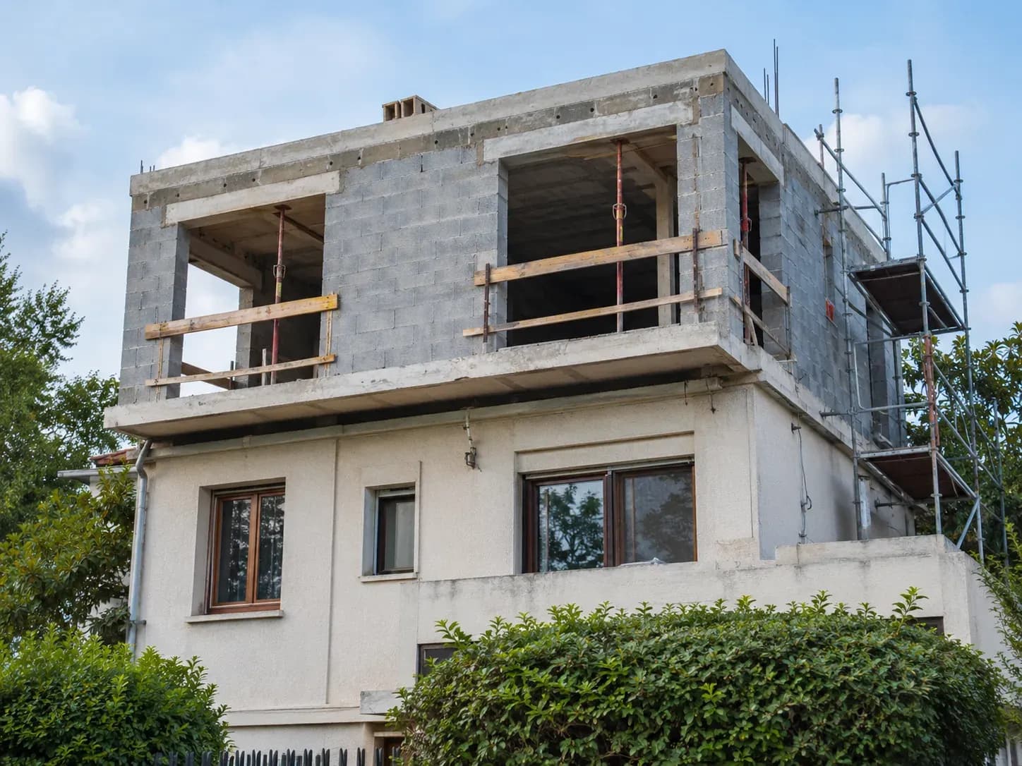 Surélévation d’une maison individuelle, étage en cours de construction.